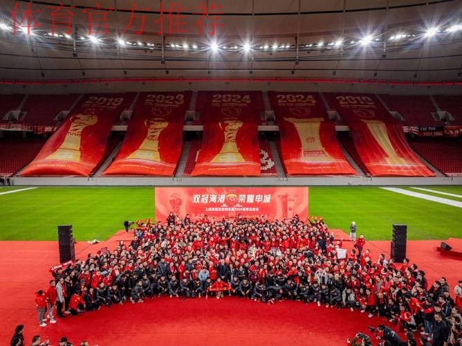 足球中心召开党群工作会 纪念建党93周年